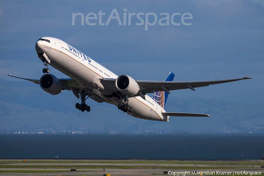 United Airlines Boeing 777-322(ER) (N2331U) | Photo 502888