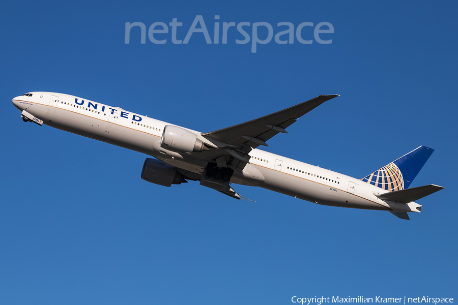 United Airlines Boeing 777-322(ER) (N2331U) | Photo 502889