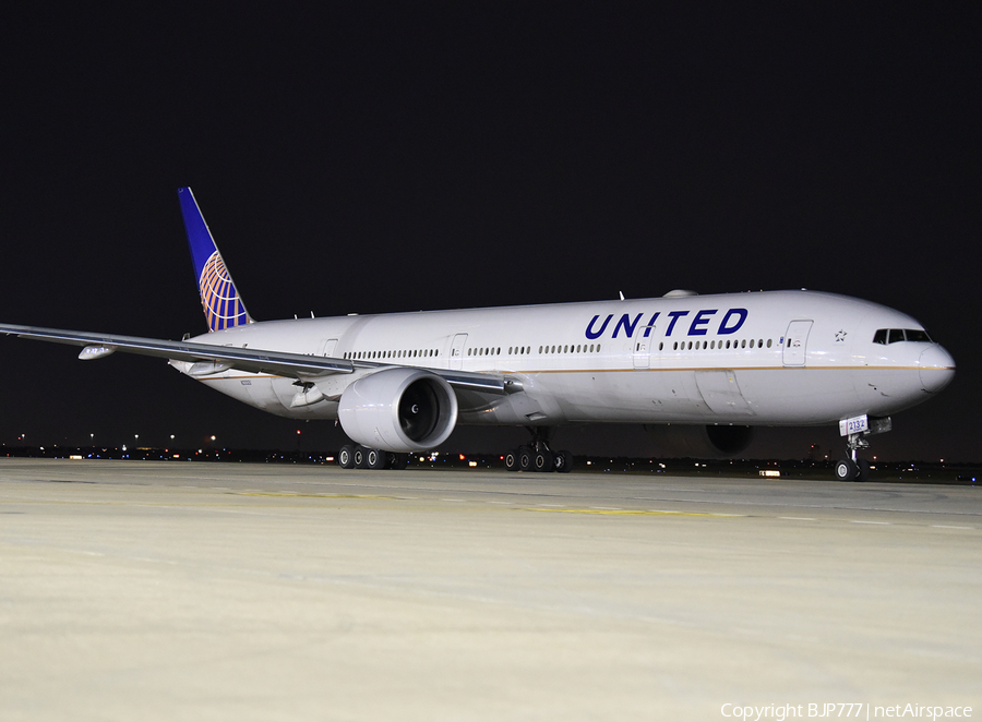 United Airlines Boeing 777-322(ER) (N2332U) | Photo 405497