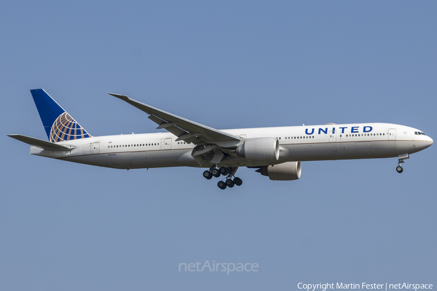 United Airlines Boeing 777-322(ER) (N2333U) | Photo 468814