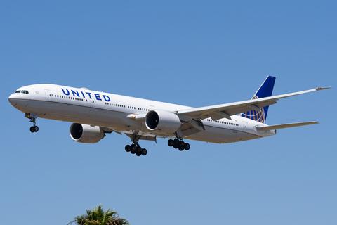 United Airlines Boeing 777-322(ER) (N2333U) at  Los Angeles - International, United States