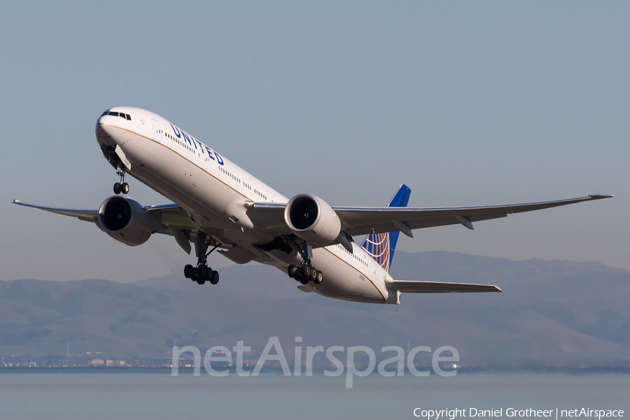 United Airlines Boeing 777-322(ER) (N2333U) | Photo 255379