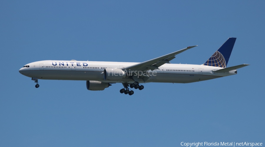 United Airlines Boeing 777-322(ER) (N2333U) | Photo 306710