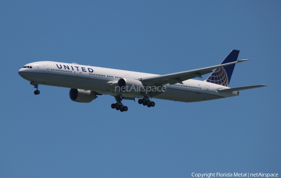 United Airlines Boeing 777-322(ER) (N2333U) | Photo 328560