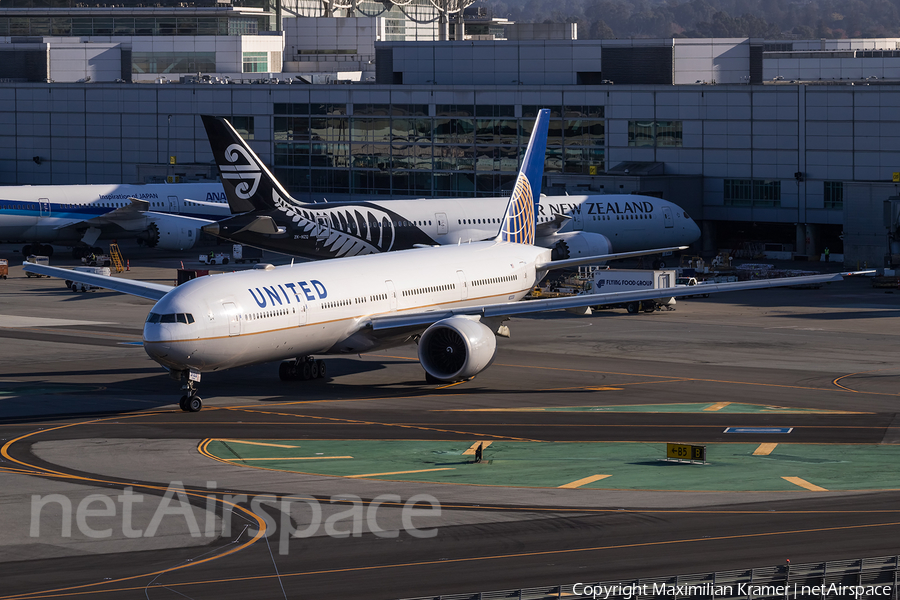 United Airlines Boeing 777-322(ER) (N2333U) | Photo 502897