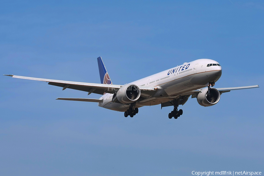 United Airlines Boeing 777-322(ER) (N2333U) | Photo 290673