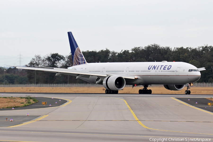 United Airlines Boeing 777-322(ER) (N2341U) | Photo 267363