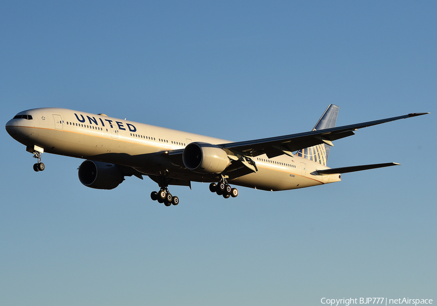 United Airlines Boeing 777-322(ER) (N2341U) | Photo 416621