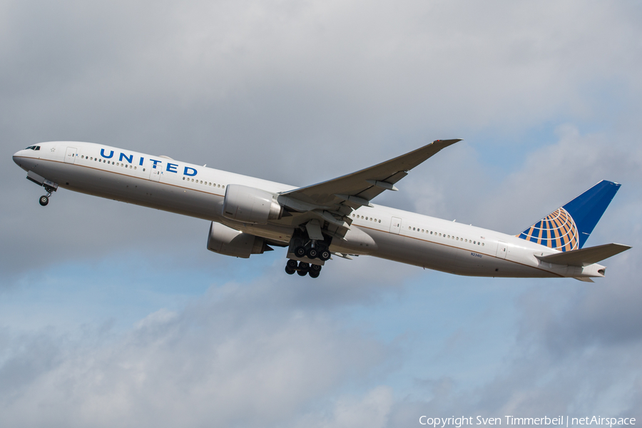 United Airlines Boeing 777-322(ER) (N2341U) | Photo 344646