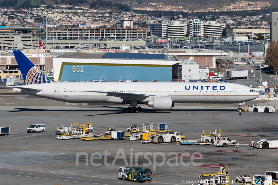 United Airlines Boeing 777-322(ER) (N2341U) | Photo 238828