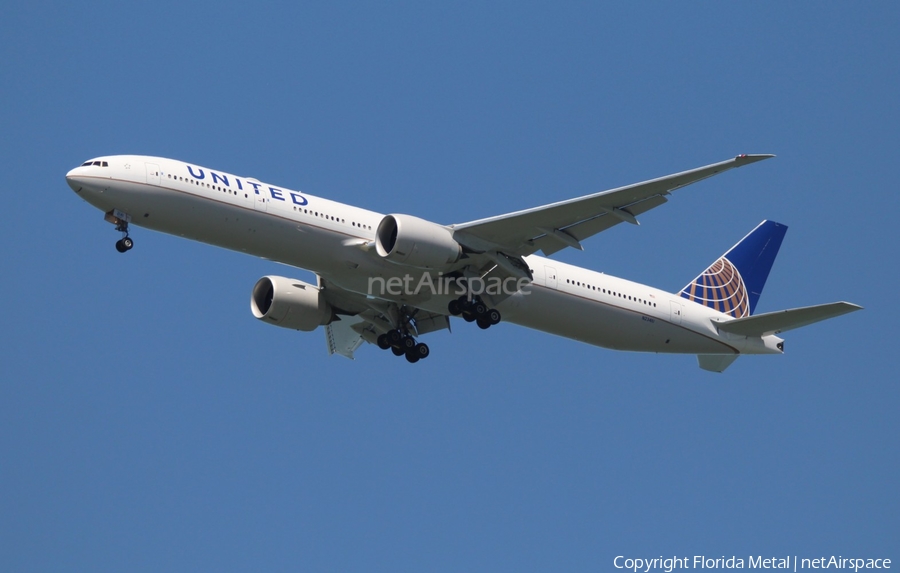 United Airlines Boeing 777-322(ER) (N2341U) | Photo 328561