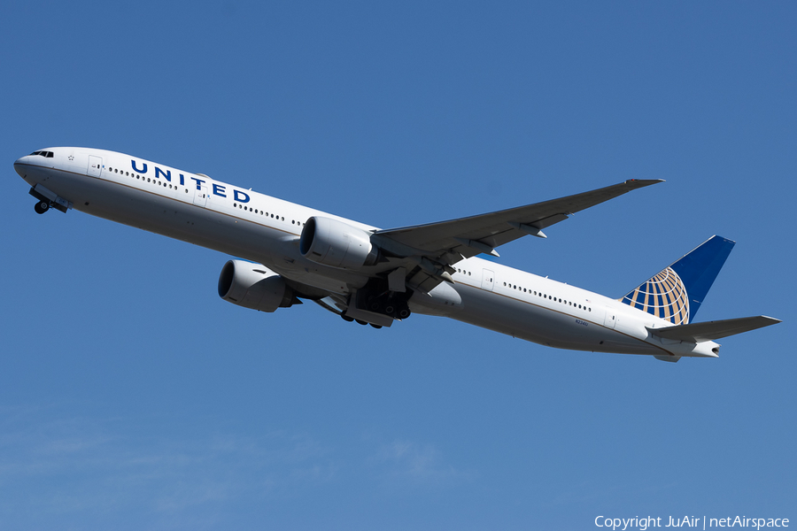 United Airlines Boeing 777-322(ER) (N2341U) | Photo 651433