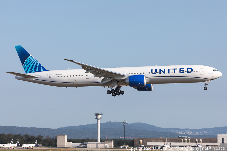 United Airlines Boeing 777-322(ER) (N2352U) | Photo 387129