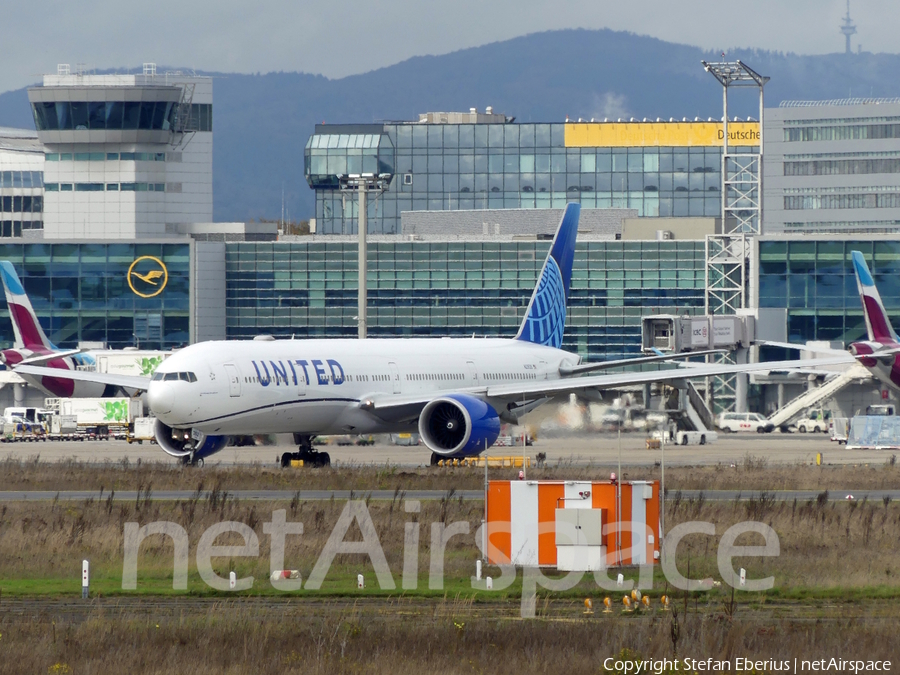 United Airlines Boeing 777-322(ER) (N2352U) | Photo 648902
