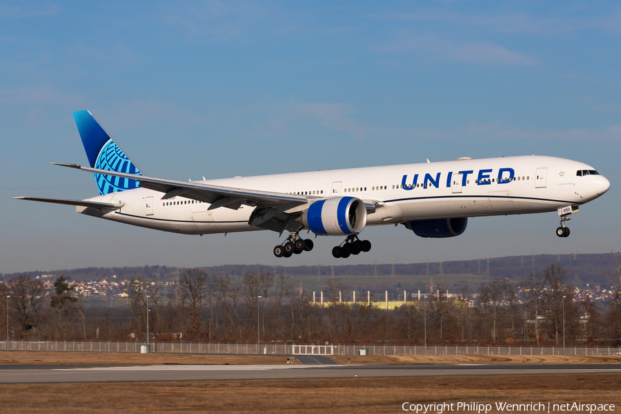United Airlines Boeing 777-322(ER) (N2352U) | Photo 667878