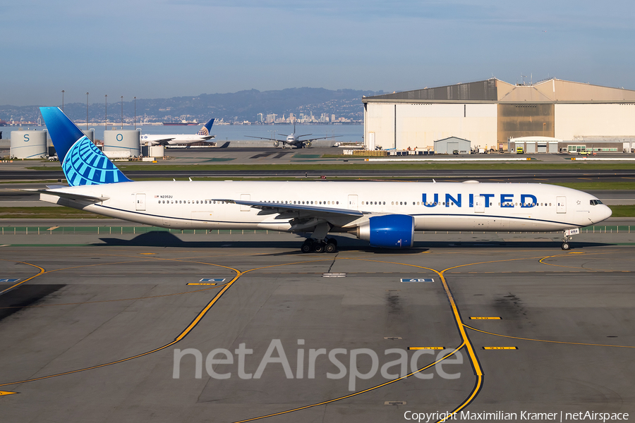 United Airlines Boeing 777-322(ER) (N2352U) | Photo 503189