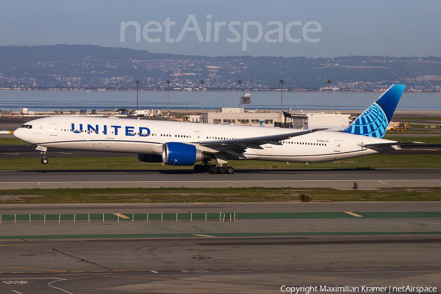 United Airlines Boeing 777-322(ER) (N2352U) | Photo 503191