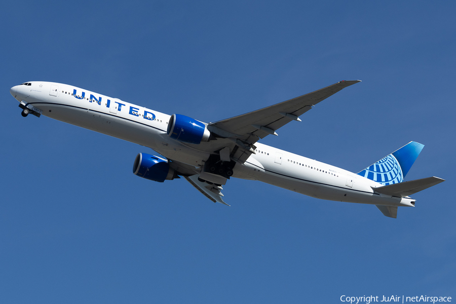 United Airlines Boeing 777-322(ER) (N2352U) | Photo 651442