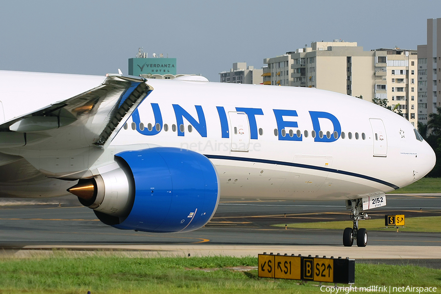 United Airlines Boeing 777-322(ER) (N2352U) | Photo 398725