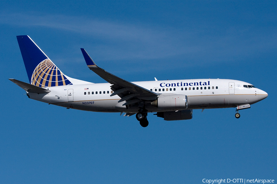 Continental Airlines Boeing 737-724 (N23707) | Photo 261561