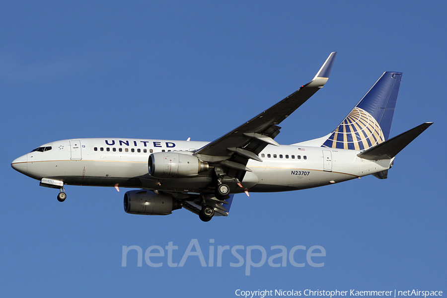 United Airlines Boeing 737-724 (N23707) | Photo 127050