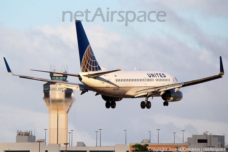 United Airlines Boeing 737-724 (N23708) | Photo 73443