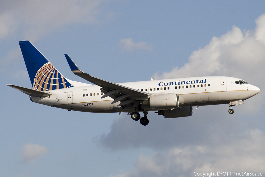 Continental Airlines Boeing 737-724 (N23721) | Photo 177444