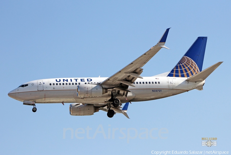 United Airlines Boeing 737-724 (N23721) | Photo 517603