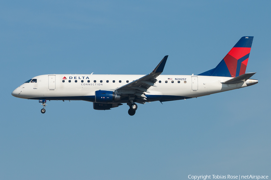 Delta Connection (SkyWest Airlines) Embraer ERJ-175LR (ERJ-170-200LR) (N242SY) | Photo 298831