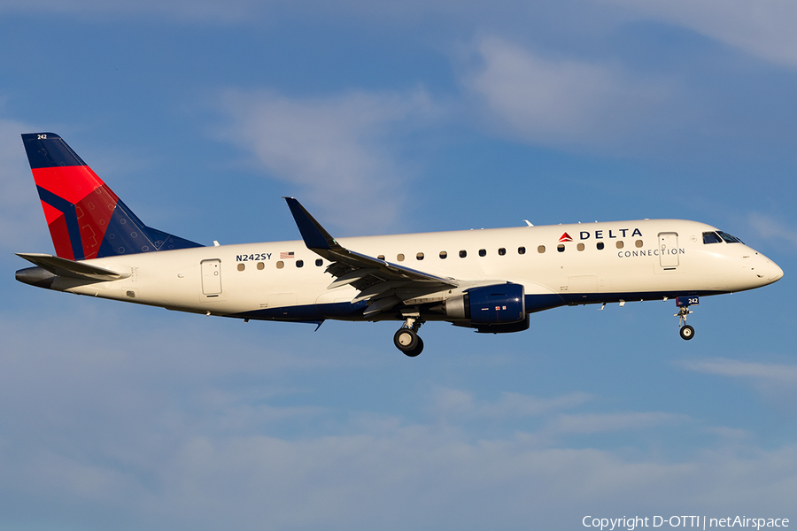 Delta Connection (SkyWest Airlines) Embraer ERJ-175LR (ERJ-170-200LR) (N242SY) | Photo 181792