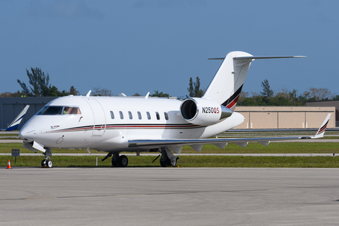 NetJets Bombardier CL-600-2B16 Challenger 650 (N250QS) at  Naples - Municipal, United States