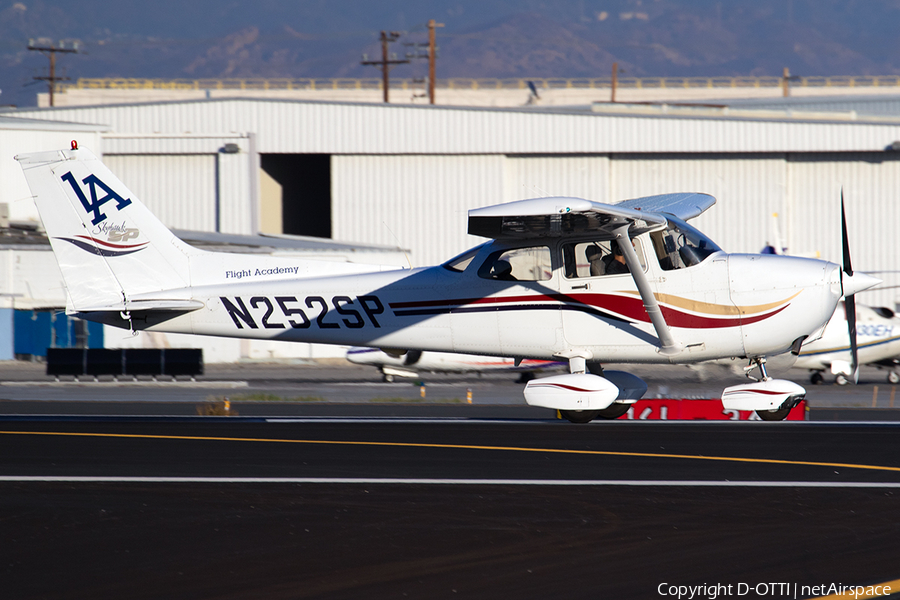 LA Flight Academy Cessna 172S Skyhawk SP (N252SP) | Photo 563144