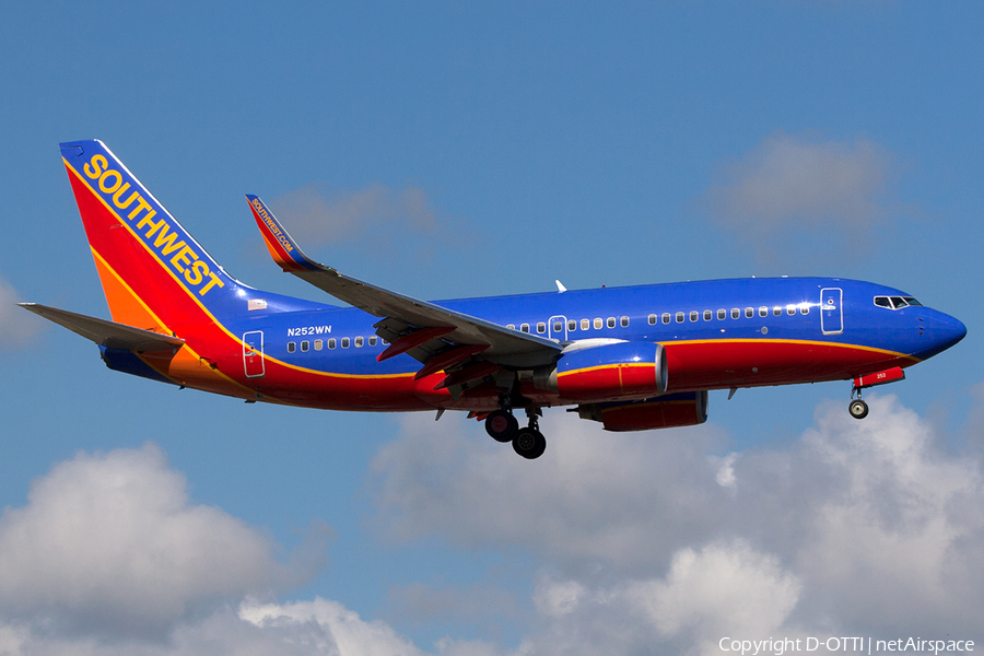 Southwest Airlines Boeing 737-7H4 (N252WN) | Photo 233086