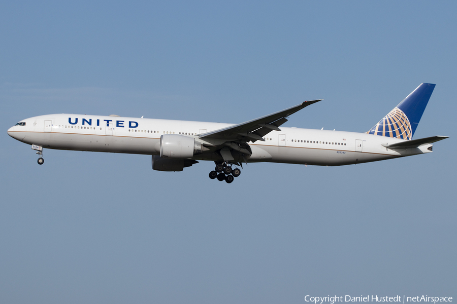 United Airlines Boeing 777-322(ER) (N2534U) | Photo 517869