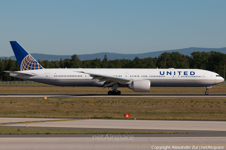 United Airlines Boeing 777-322(ER) (N2534U) | Photo 244092