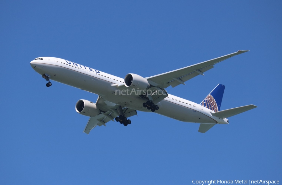 United Airlines Boeing 777-322(ER) (N2534U) | Photo 306718