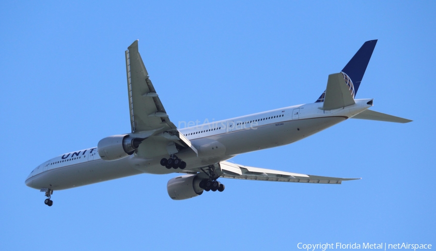 United Airlines Boeing 777-322(ER) (N2534U) | Photo 329225