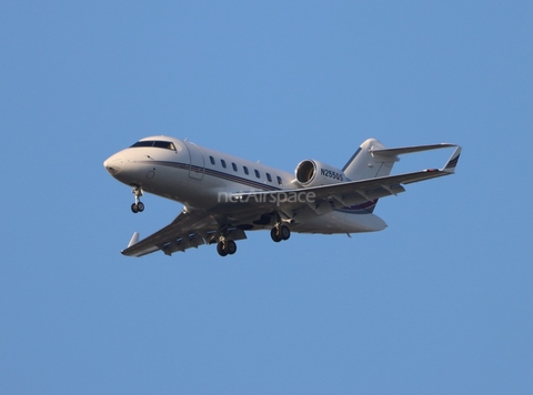 NetJets Bombardier CL-600-2B16 Challenger 650 (N255QS) at  Miami - International, United States