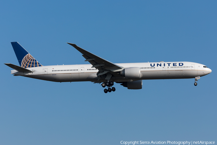 United Airlines Boeing 777-322(ER) (N2639U) | Photo 380275