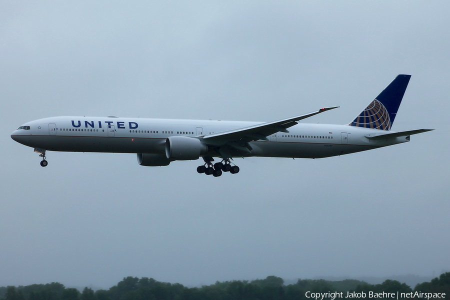 United Airlines Boeing 777-322(ER) (N2639U) | Photo 173756