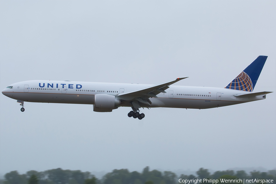 United Airlines Boeing 777-322(ER) (N2639U) | Photo 195047
