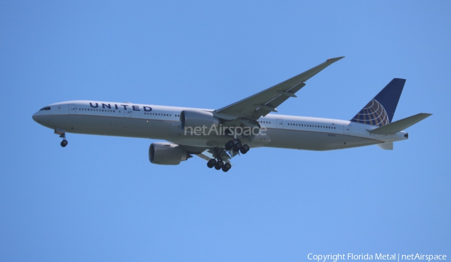 United Airlines Boeing 777-322(ER) (N2639U) | Photo 306724