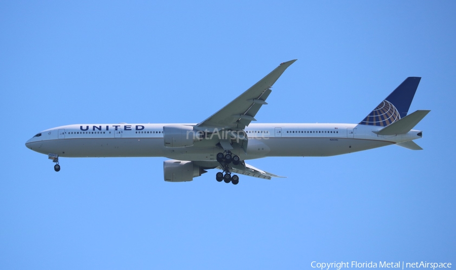 United Airlines Boeing 777-322(ER) (N2639U) | Photo 329354