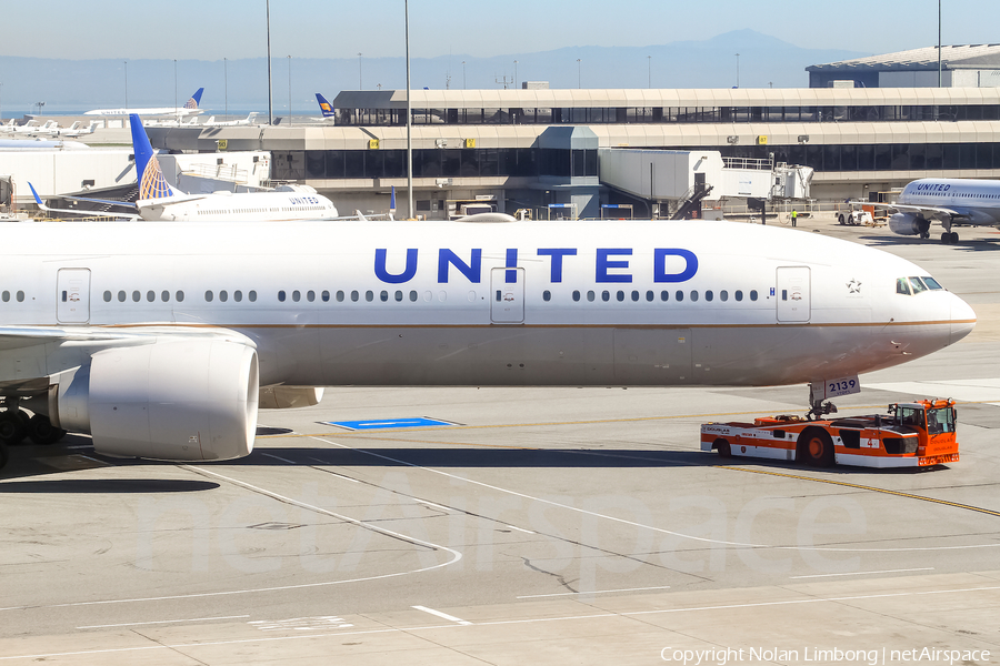 United Airlines Boeing 777-322(ER) (N2639U) | Photo 426742