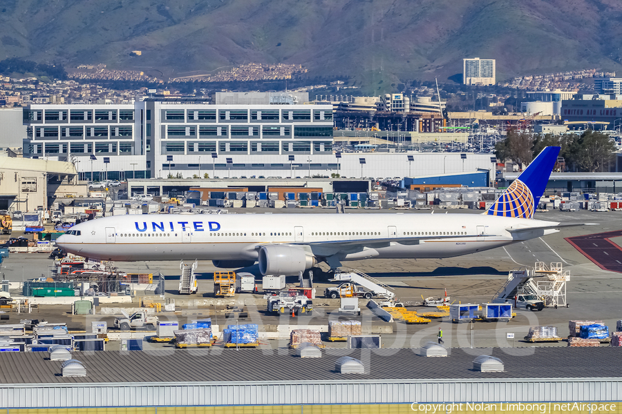 United Airlines Boeing 777-322(ER) (N2639U) | Photo 439495