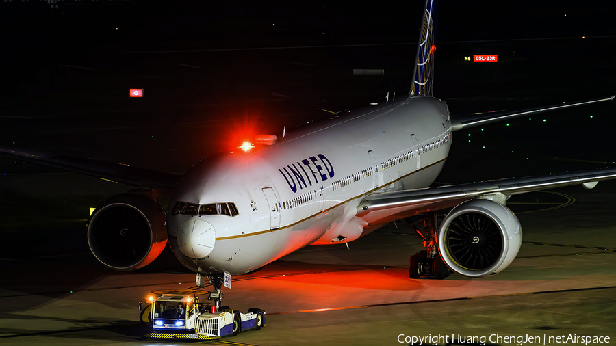 United Airlines Boeing 777-322(ER) (N2639U) | Photo 677627