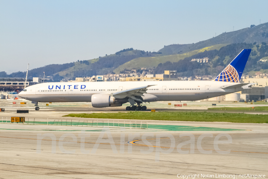 United Airlines Boeing 777-322(ER) (N2644U) | Photo 439496