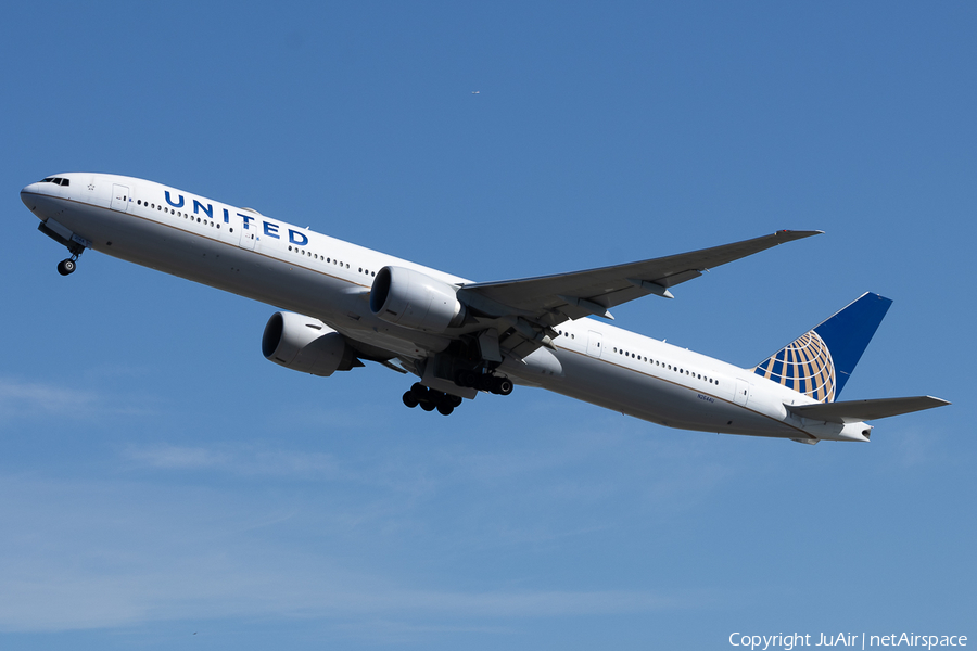 United Airlines Boeing 777-322(ER) (N2644U) | Photo 651439