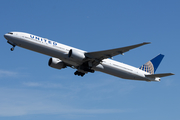 United Airlines Boeing 777-322(ER) (N2644U) at  San Francisco - International, United States