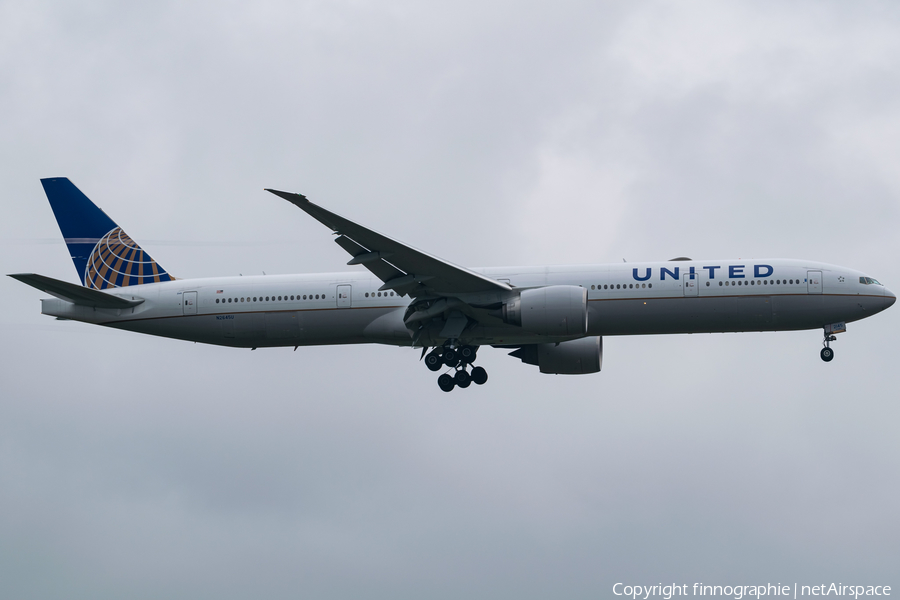 United Airlines Boeing 777-322(ER) (N2645U) | Photo 534927